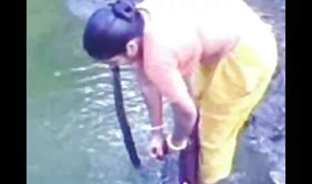 Junges Paar reife nackte hausfrauen zu Hause