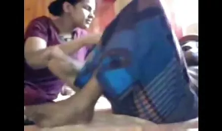 Langhaarige Brünette streichelt und saugt an einem harten geilereifefrauen Schwanz, dann fickt Tittenfick