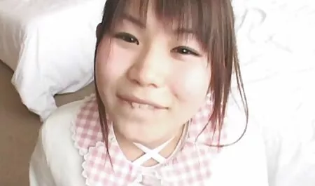 Brünette Babe reibt ihre reife heisse frauen süßen runden Tities während des Trainings