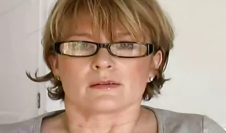 Milf Lehrer saugt reife frauen geil die süßen Füße ihres jugendlichen Schülers