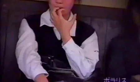 Eine schöne, reife geile pralle und üppige Blondine bekommt ihren Hals mit ihren Titten herausgebunden