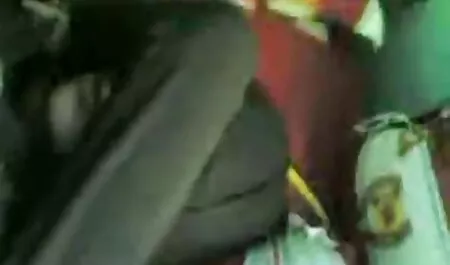 heißes molliges schwarzes Mädchen, das herum reife geile damen spielt