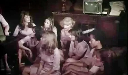 Kurzhaarige Blondine genießt eine reife nackte mädchen langhaarige Blondine