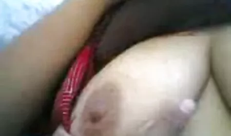 Brünettes Mädchen schiebt einen riesigen schwarzen Dildo in ihre Muschi heiße reife