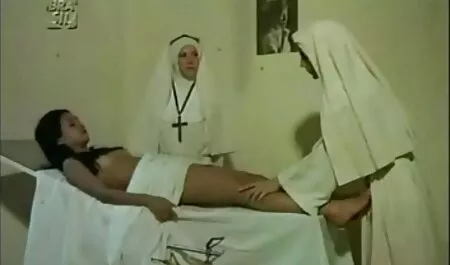 Das vollbusige Baby benutzt einen Dildo, bevor es im reife nackte oma Bett gefickt wird