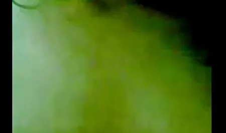 Durchbohrte geil reif Elle masturbiert im Waschbecken