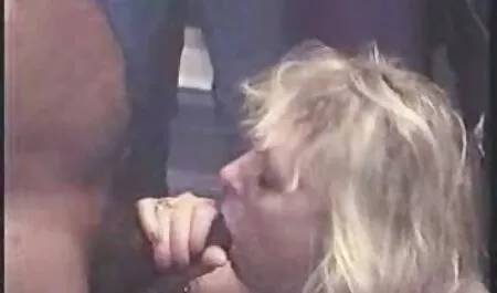 Der virtuelle 3D-Stripper wird nackt und tanzt auf reife deutsche frauenpornos der Bühne