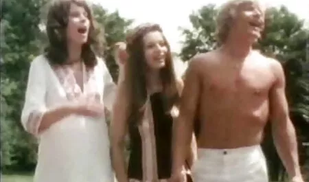 Die Schlampe spreizt gerne ihre reife oma sex Arschbacken, um ihre Löcher besser sehen zu können