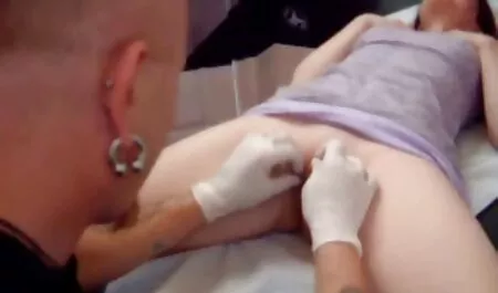 Die heiße Ebenholz-Nikki reife ältere frauen kostenlos Ford nimmt einen steifen weißen Schwanz auf