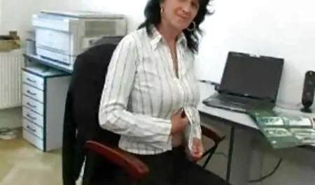 Junger Hengst gibt heißer Brünette einen sinnlichen reife nackte geile frauen Fick auf der Couch