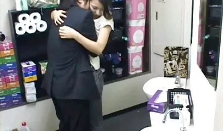 Teen legt ihre Lippen um den großen Schwanz und wird geile reife votze dann gelegt