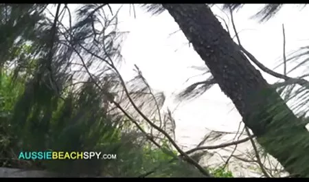 Dünne Blondine, die ihre reife frauen por Muschi pumpt