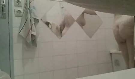 Das süße Schulmädchen benutzt einen Dildo, bevor reife scharfe damen es den Schwanz auf die Couch nimmt