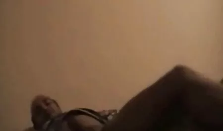 Asian Babe gibt einen schönen reife nackte hausfrauen Handjob