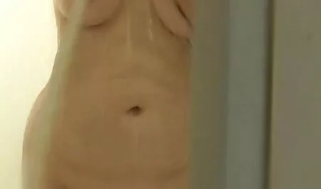 Die schöne Teen Guiliana Alexis bekommt ihr Gesicht mit Sperma bedeckt reife frauenpornos kostenlos