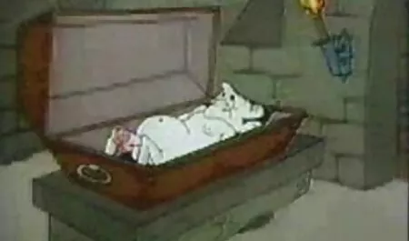 Dude fickt einen Blode, während zwei Schlampen darauf warten, dass sie an die Reihe kommen geile muttis ab 50