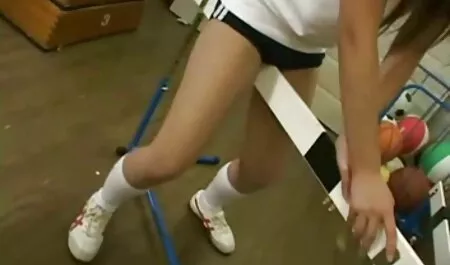 Brünette bekommt gratis oldieporno Muschi geleckt und reitet Schwanz auf Küchentheke