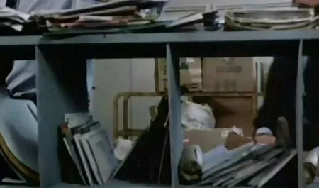 Mädchen, das reife geile ehefrauen Deepthroat gibt und im Badezimmer fickt