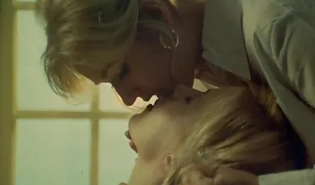 Isis zieht sich aus und alte deutsche geile weiber breitet sich aus, die masturbiert mit einem Spielzeug.